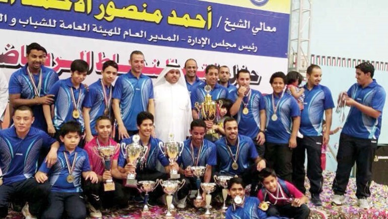 لاعبو التضامن يحتفلون بحمل كاس التفوق﻿