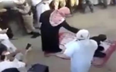 بالفيديو... داعش تعدم طفلاً سورياً رمياً بالرصاص في ميدان دير الزور لاتهامه بالسرقة