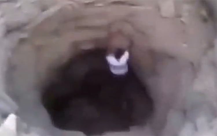 بالفيديو.. سعودي يلقي بنفسه في بئر لإنقاذ كلب