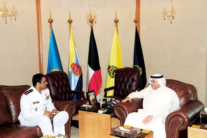 الشيخ خالد الجراح مستقبلا المقدم ركن بحري عبدالحكيم الشنو ﻿