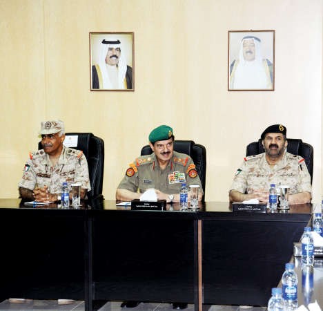 الفريق الركن عبدالرحمن العثمان خلال زيارته الى كلية مبارك العبدالله﻿