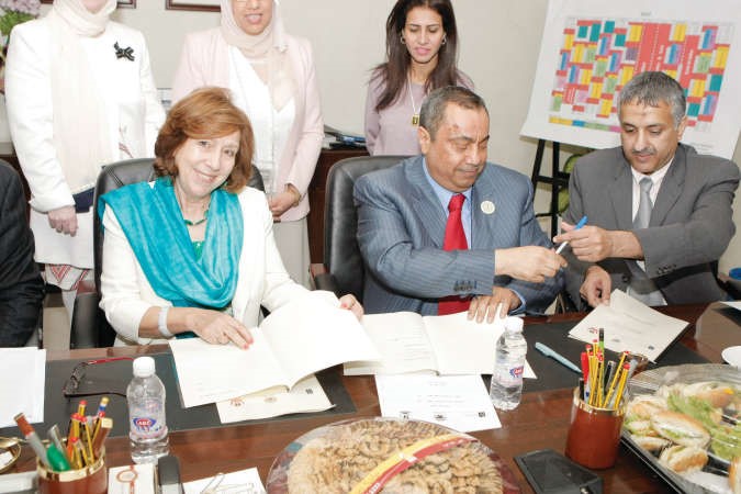دخالد السهلاوي وممثلة الكلية الملكية البريطانية خلال توقيع الاتفاقية﻿