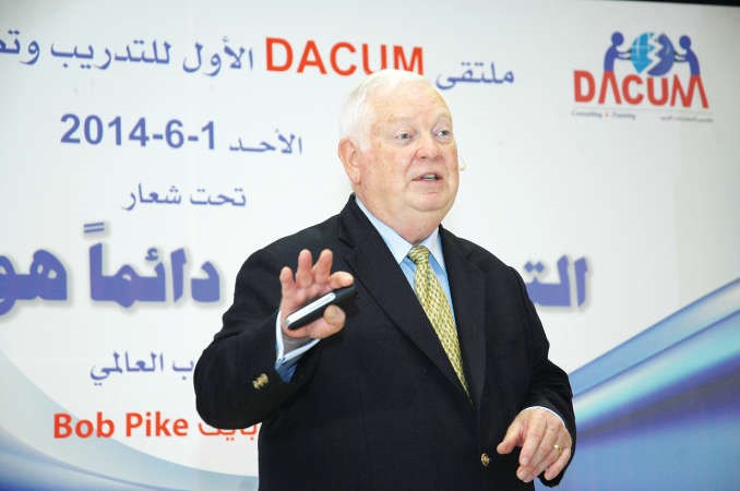  المدرب العالمي بوب بايك متحدثا خلال الملتقى	 هاني عبدالله﻿