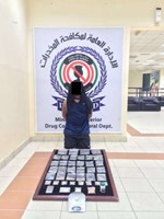  احد المتهمين وامامه المضبوطات ﻿