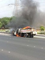 حريق الصهريج خلف سحبا دخانية ﻿