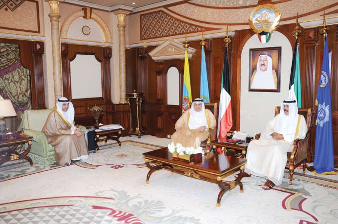 سمو نائب الامير وولي العهد الشيخ نواف الاحمد مستقبلا الشيخ خالد الجراح والشيخ محمد العبدالله﻿