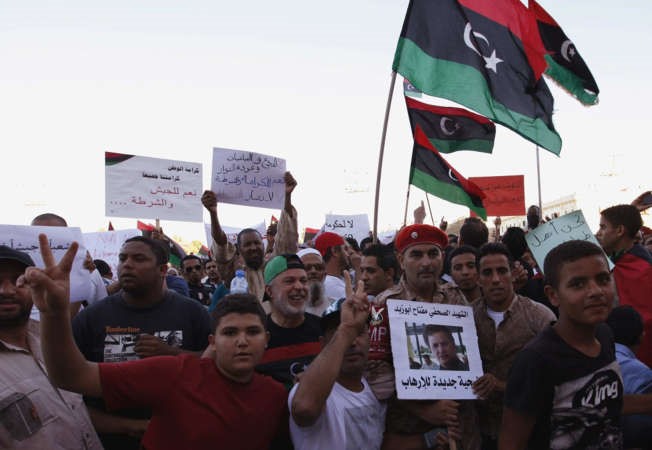 مظاهرة داعمة لحفتر في ساحة الشهداء في طرابلس امس الاول رويترز