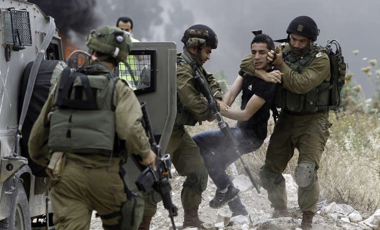 جنود الاحتلال الاسرائيلي يعتقلون فلسطينيا عقب مظاهرة ضد مصادرة الاراضي في طولكرم بالضفة امس الاول	 افپ﻿