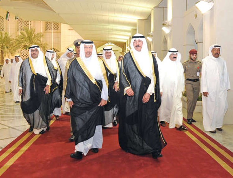 سمو رئيس الوزراء الشيخ جابر المبارك لدى مغادرته الى الصين امس وفي وداعه وزير الداخلية الشيخ محمد الخالد