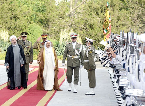 صاحب السمو الامير الشيخ صباح الاحمد والرئيس الايراني حسن روحاني يستعرضان حرس الشرف في القصر الجمهوري في طهران امس﻿