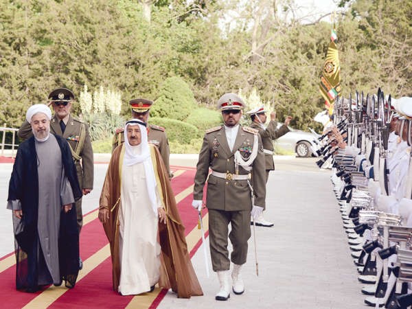 صاحب السمو الامير الشيخ صباح الاحمد والرئيس الايراني حسن روحاني يستعرضان حرس الشرف ﻿