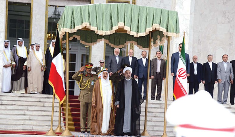 صاحب السمو الامير الشيخ صباح الاحمد والرئيس الايراني حسن روحاني لحظة عزف السلام الوطني﻿