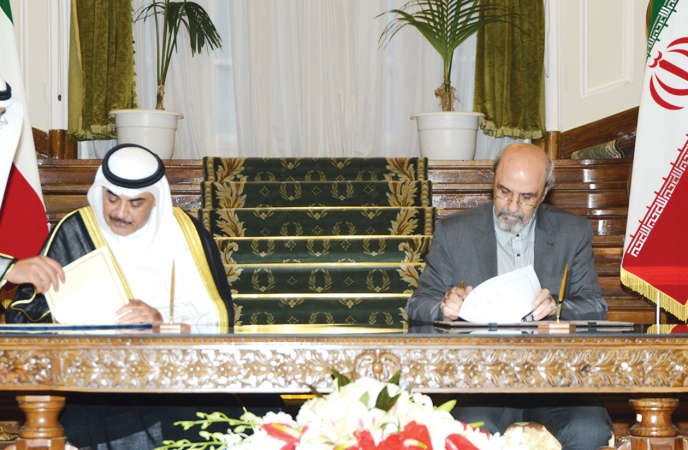 الشيخ صباح الخالد وجانب من توقيع احدى الاتفاقيات﻿