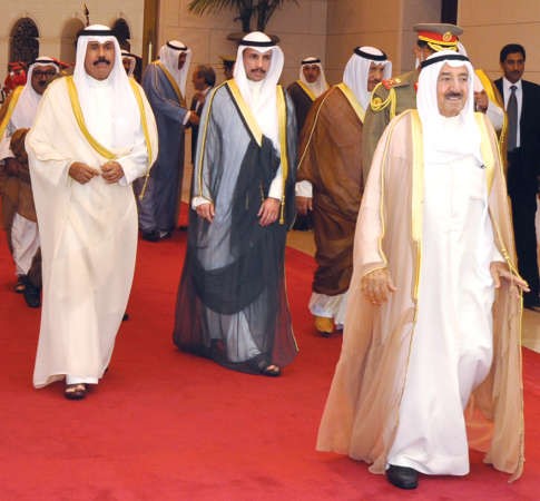صاحب السمو الامير لدى مغادرته الى طهران وفي وداعه سمو نائب الامير وولي العهد الشيخ نواف الاحمد ورئيس مجلس الامة مرزوق الغانم وسمو رئيس الوزراء الشيخ جابر المبارك﻿