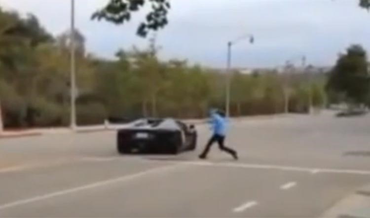 بالفيديو.. أميركي يقذف «لامبورجيني» بحجر لغضبه من السائق 