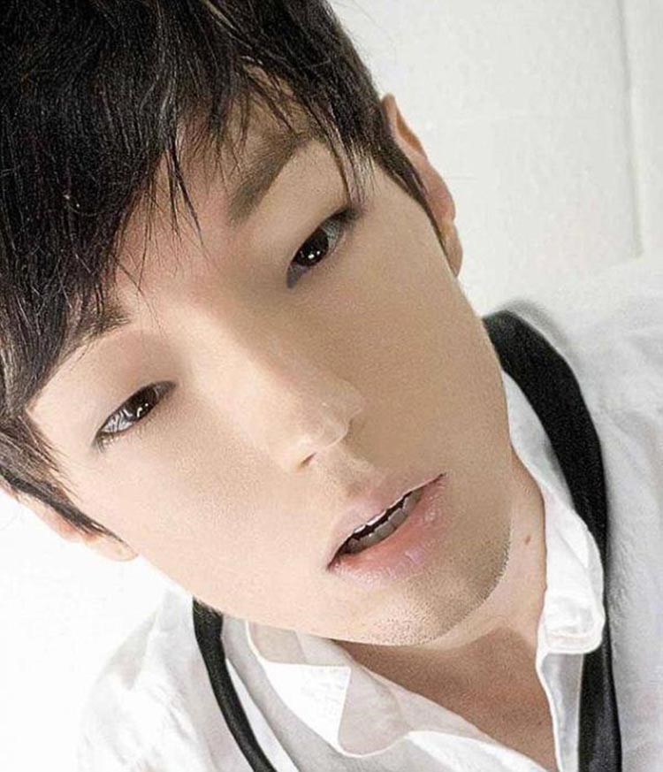 بالصور.. رجل برازيلي يتحوّل إلى رجل كوري بـ 10 عمليات تجميل 