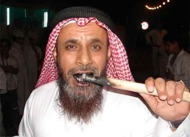 سعودي يأكل الزجاج والثعابين والجمر  