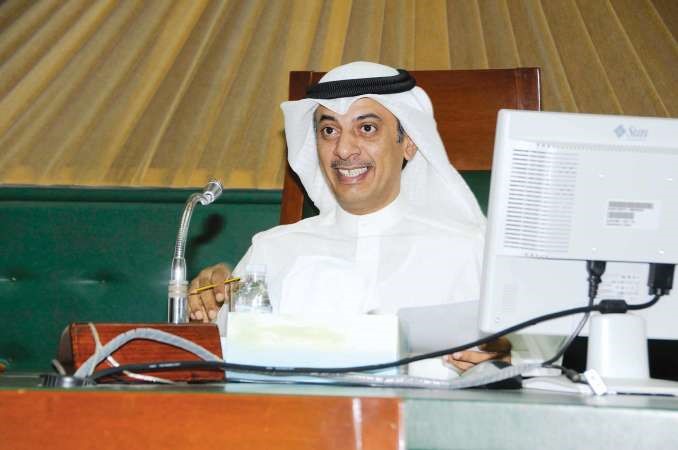 مهلهل الخالد خلال ترؤسه الجلسة

