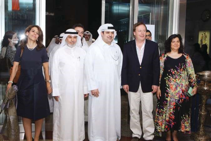 السفير البريطاني فرانك بيكر مع الحضور في العرض ﻿