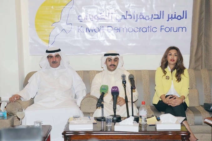 عبلة العيسى وهشام المزيدي خلال الندوة	اسامة ابوعطية﻿