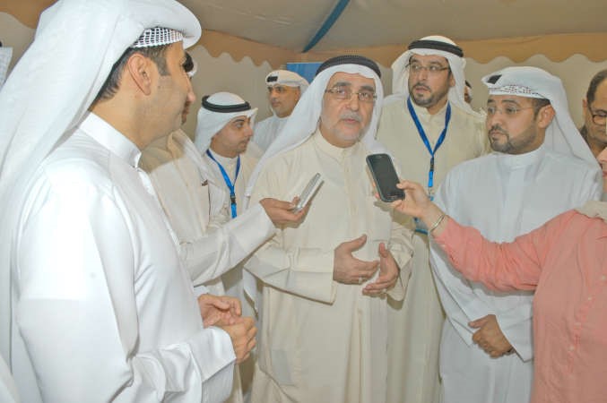  احمد لاري متحدثا للصحافيين وبجانبه هشام البغلي	 حمدي شوقي
﻿