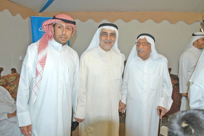  احمد لاري يتوسط المهنئين بافتتاح مقره
﻿