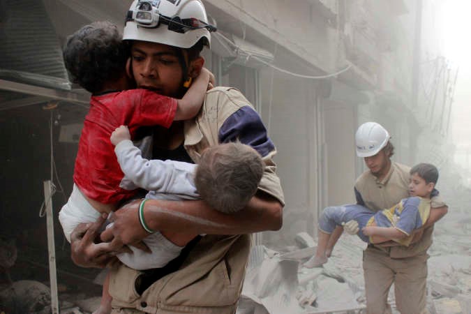 الدفاع المدني ينقذ اطفالا من حطام مبنى تدمر بفعل غارة جوية على حي الشعار في حلب رويترز 