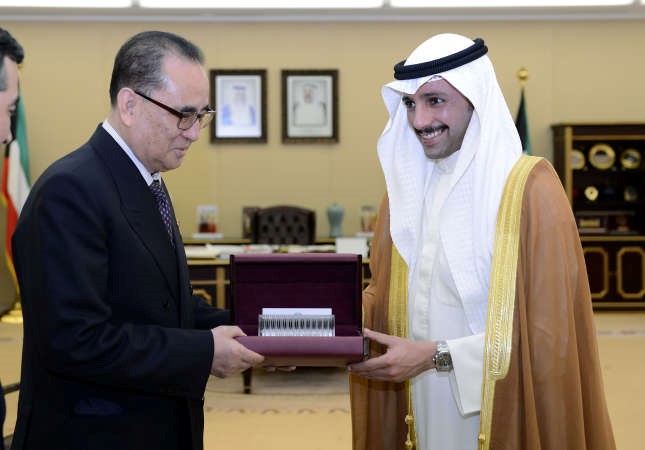 الغانم ووزير خارجية كوريا الشمالية يتبادلان الهدايا التذكارية