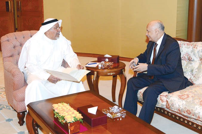 الشيخ علي الجراح مستقبلا السفير المصري ﻿