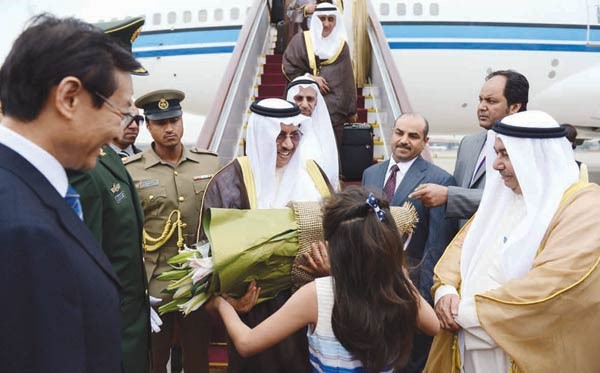 باقة ورد لسمو رئيس الوزراء الشيخ جابر المبارك لدى وصوله الى مطار بكين