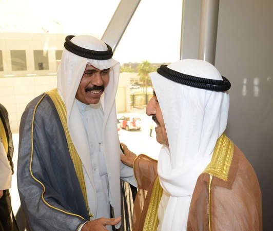 صاحب السمو الامير الشيخ صباح الاحمد مصافحا سمو ولي العهد الشيخ نواف الاحمد