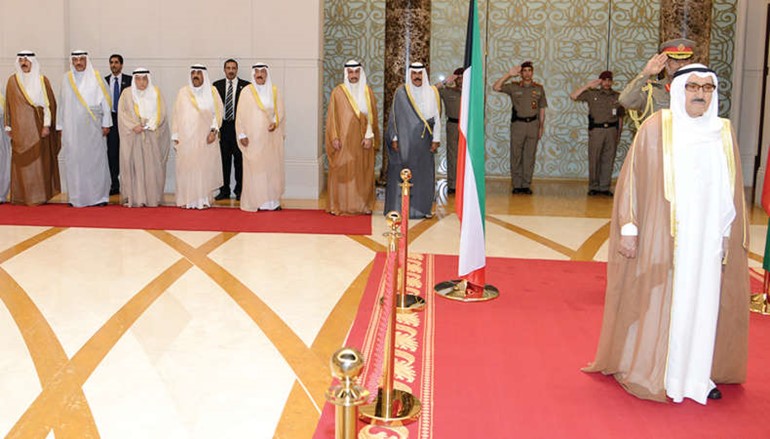 صاحب السمو الامير الشيخ صباح الاحمد لدى عودته الى ارض الوطن امس وفي استقباله سمو ولي العهد ورئيس مجلس الامة وكبار الشيوخ والمسؤولين﻿