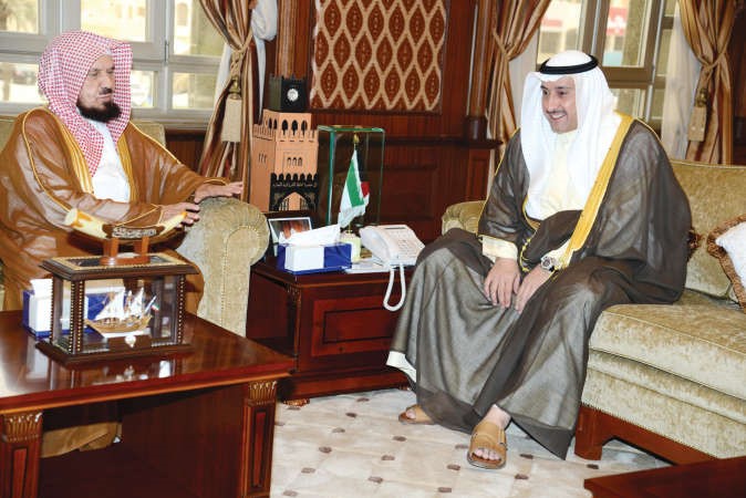 الشيخ فيصل الحمود مستقبلا الشيخ دعبدالله المنيع﻿