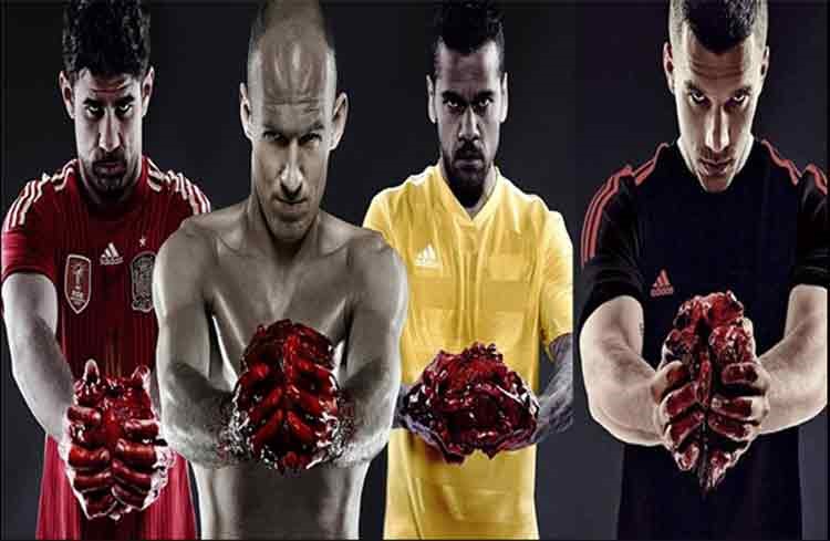 الرباعي الدولي يحملون قلب بقرة من اجل حملة دعائية