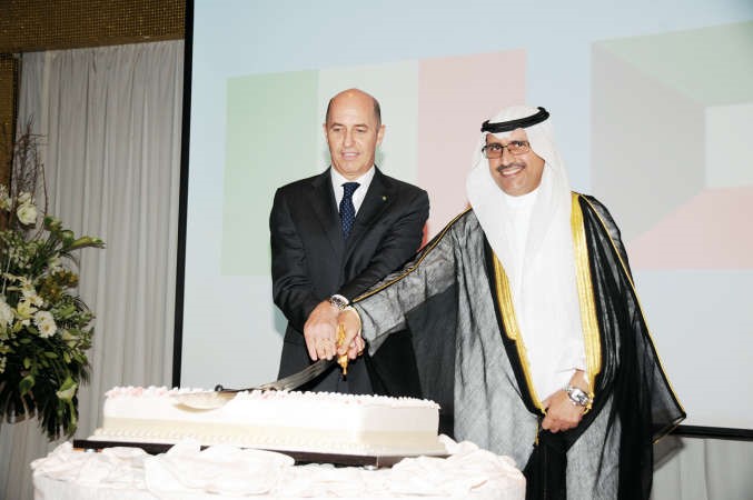 عبدالله المنصور مشاركا السفير فابريزيو نيكولتي قطع كعكة الاحتفال
