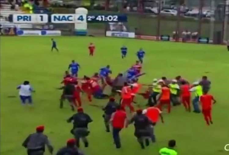 بالفيديو.. لاعب برازيلي كاد يفقد حياته داخل الملعب بعد هجوم الجماهير الغاضبة عليه