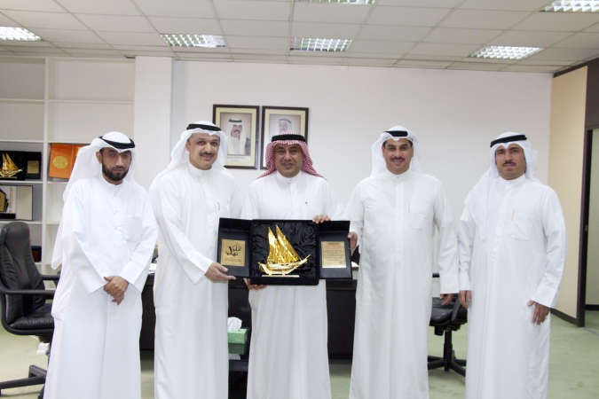 دمطر المطيري يتلقى درعا تكريمية من عبدالرحمن القديري