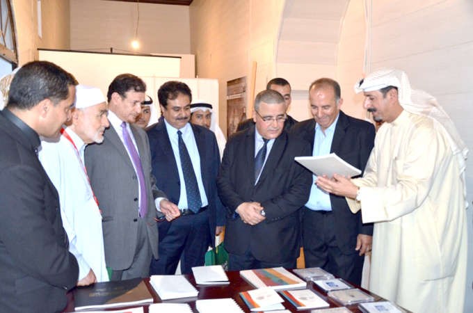 فريد العلي في جناح مركز الكويت للفنون الاسلامية في مهرجان الخط العربي بالجزائر ﻿