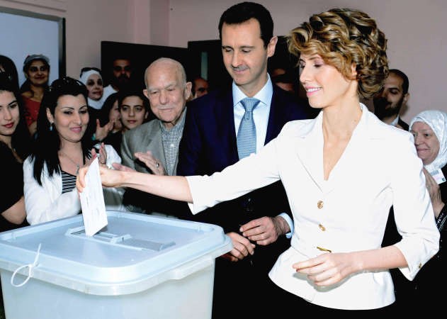 بشار الاسد وعقيلته يدليان بصوتيهما في مركز انتخابي في المالكي بدمشق امس اپ
