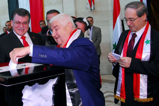 اول ظهور لوزير الخارجية السورية وليد المعلم بعد مرضه للمشاركة في الانتخابات الرئاسية افپ

