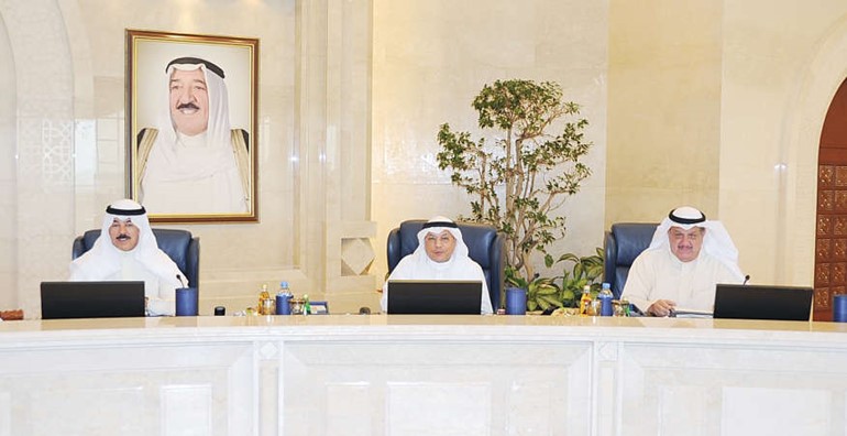 الشيخ محمد الخالد مترئسا الاجتماع ويبدو الشيخ خالد الجراح وعيسى الكندري
