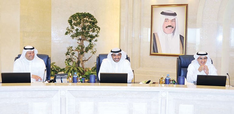 الشيخ محمد العبدالله متوسطا دعلي العبيدي ومعبدالعزيز الابراهيم