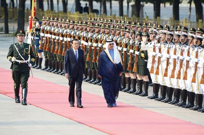 سمو رئيس الوزراء الشيخ جابر المبارك ورئيس مجلس الدولة في جمهورية الصين لي كه تشيانغ خلال مراسم الاستقبال