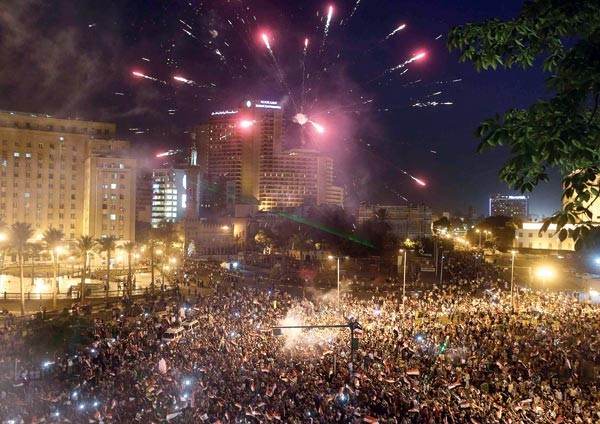 حشود من المصريين يحتفلون بفوز المشير عبدالفتاح السيسي برئاسة مصر في ميدان التحرير بعد اعلان النتائج الرسمية للانتخابات امس	رويترز