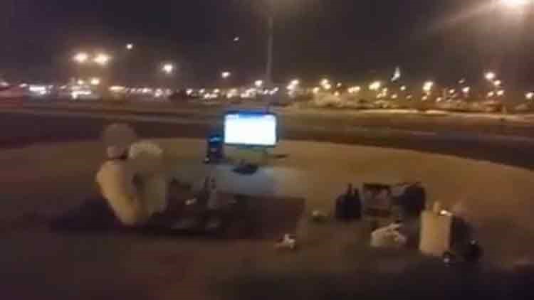 بالفيديو.. سعودي يضع "دش" وشاشة في ساحة عامة لمشاهدة مباراة