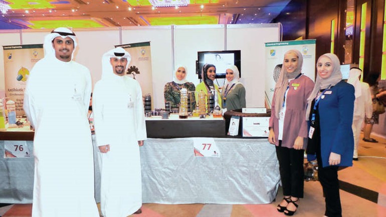 جانب من رعاية الاهلي لمشاريع طالبات كلية الهندسة والبترول بجامعة الكويت﻿