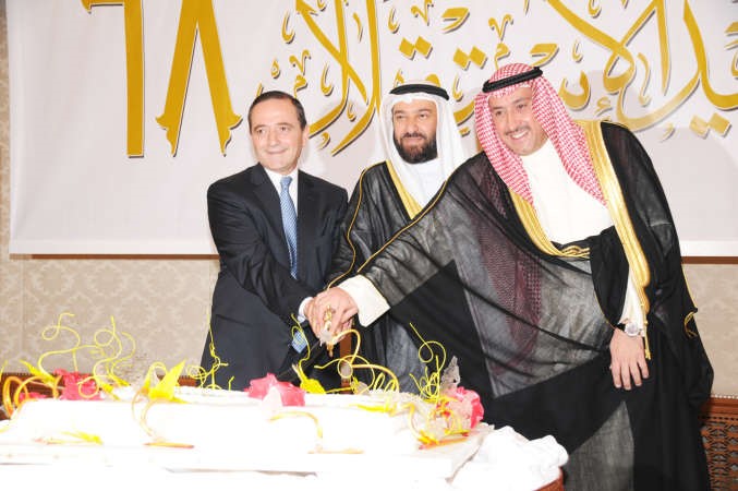 د علي العمير والشيخ فيصل الحمود يشاركان السفير محمد الكايد قطع كعكة الاحتفال﻿