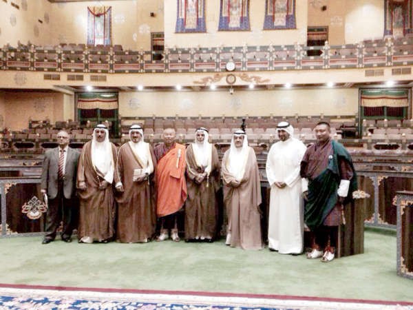 المستشار يوسف المطاوعة ورئيس محكمة بوتان العليا يتوسطان الوفد القضائي المرافق﻿