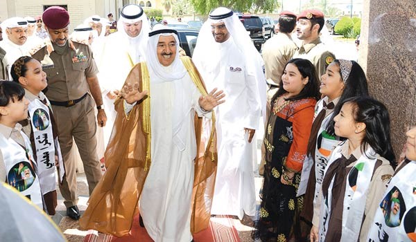 صاحب السمو الامير الشيخ صباح الاحمد يحيي الحضور لدى وصوله الى كلية التربية الاساسية بمنطقة الشامية وفي استقبال سموه الوزير د علي العبيدي ومتعب العتيبي