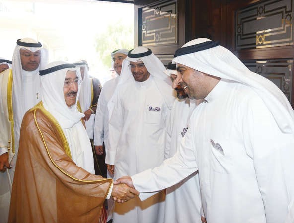 صاحب السمو الامير مصافحا احد مستقبليه 